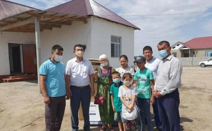 Түркістан облысында түлектер көпбалалы анаға үй алып берді - Қазақстан жаңалықтары