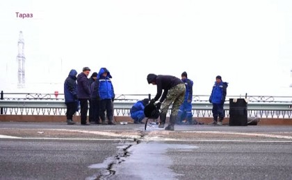1,9 млрд теңгеге салынған көпір: Тараздықтар көпірдің жарылғанын байқады