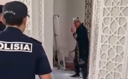 «Өзі қан-жоса, мешіт алдында пышақпен жүр»: Астанада полицейлер ер адамды ұстады (ВИДЕО)