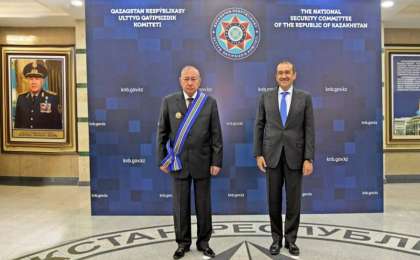 萨特·托克帕克巴耶夫大将被授予雪豹奖章