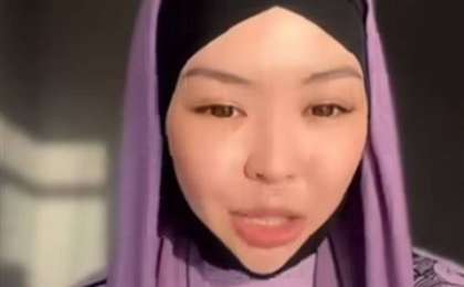 "Иә, бізге орамал таққан үшін ақша төленеді, договор болады, контрактіге отырамыз": Хиджабтағы қыз шындықтың бетін ашты