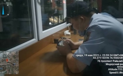 Алматыда жұмыста отырғанын ұмытып кеткен полицейлер жұрттың ашуына тиді – видео