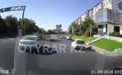 Шымкентте белгісіз ер адам полицейді пышақтап кетті