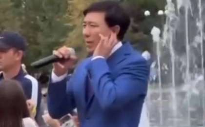 "Қазақстанның халық әртісі" атағын көздеп жүрген сияқты": Өскемен қаласының әкімі тұрғындарға ән шырқап берді (видео)