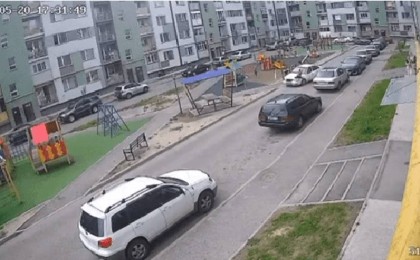 "Баланы қағып, ойын алаңына соғылған". Алматыда жол апаты видеоға түсіп қалды