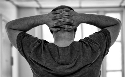 Нұр-Сұлтанда ер адам автокөліктерге пышақ ала жүгірді – видео