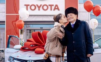 17 жасар блогер қазақ қызы әкесіне көлік сыйлады (видео)