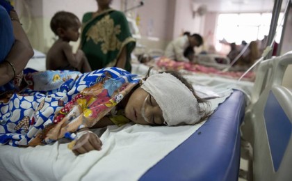 Үндістанды қауіпті ауру тарап жатыр: Бір күнде 300 адам аурухаға түсті