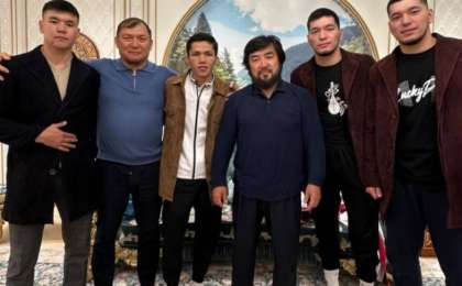 Көрінбей кеткен Бекболат Тілеухан чемпиондарға шапан жапты