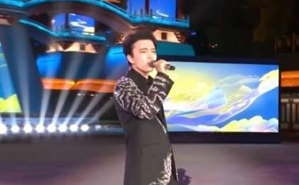 Димаш Құдайберген Си Цзиньпиннің алдында қазақша ән шырқады