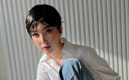 "Назар аударта алмай жүрген жасөспірім қыз сияқты": Балжан Бидаштың жаңа образы сынға қалды