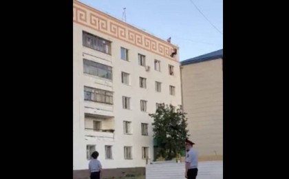 Көкшетаулық әйел баласын алып, бесінші қабаттан секірмекші болған (видео) - Қазақстан жаңалықтары
