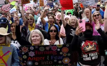 Миллиондаған адам көшеге шықты: АҚШ-та Трампқа қарсы наразылық күшейді