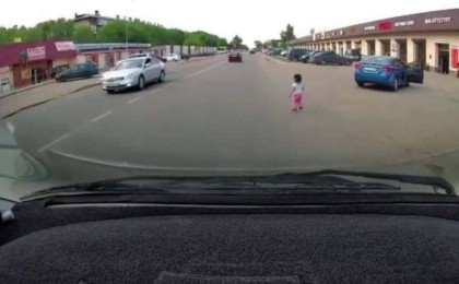 Алматы облысында 3 жасар қыз жүріп бара жатқан көліктен құлап кетті (видео)