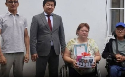 Аудан әкімі пара олимпиаданың алтын жүлде иегерін бокалмен құттықтаған