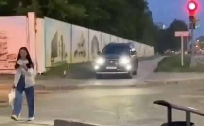 Павлодарда тротуарда джиппен жүрген жүргізуші жазаланды (ВИДЕО)