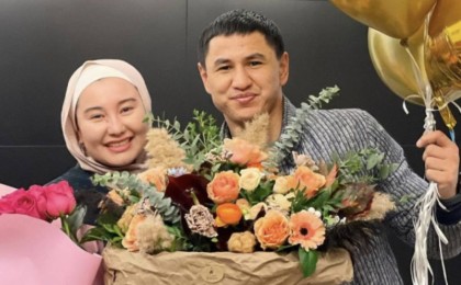 “Неменеге жыртыңдап күліп отыр?!” - желідегі Тұраровтың әйелі оңбай сөз естіді