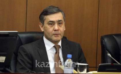 国防部长前往阿尔斯市弹药库爆炸现场