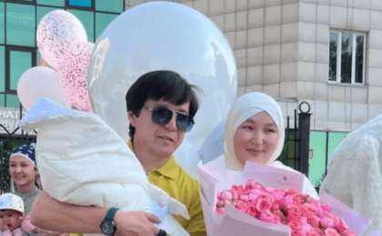 Абай Бегей келіншегі мен жетінші баласын перзентханадан шығарып алды (фото, видео)