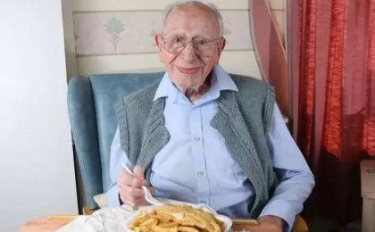 Жер бетіндегі ең қарт ер адам туған күнін атап өтті