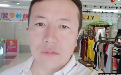 «Восемь месяцев нет вестей». Родственники казахского поэта в Синьцзяне не знают, что с ним