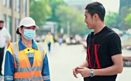 Танымал блогер Алматыда көшеде кезіккендердің несиесін жауып берді (видео)