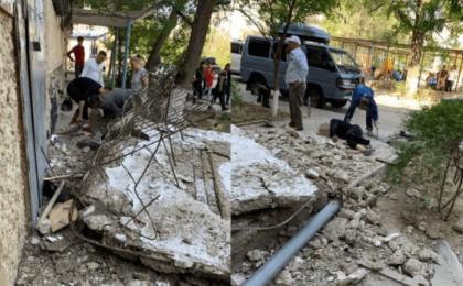 Ақтауда басына бетон құлаған адамның өліміне куәгерлер дәрігерлерді кінәлайды