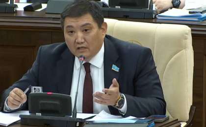 "Жалақым жетпейді": Депутат Бақытжан Базарбек бөліп төлейтін 8 несиесі бар екенін айтты