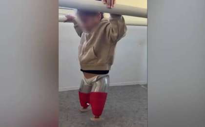 Астанада қос бірдей аяғынан айырылған Алуа протезбен алғашқы қадамын жасады (ВИДЕО)