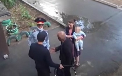 7 айлық бала жарақат алды: Павлодарлық азамат пен полиция қызметкері төбелесті - Қазақстан жаңалықтары