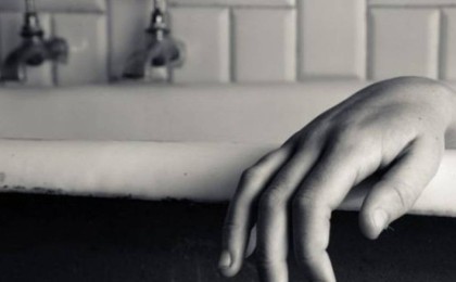 Әкесі 3 жасар қызын қайнаған ыстық суда отыруға мәжбүрлеген