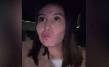 Құлағы естімейтін такси жүргізушісін мазақтаған блогер көптің сынына қалды