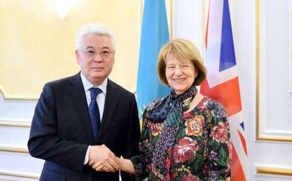 外交部长会见英国首相贸易特使