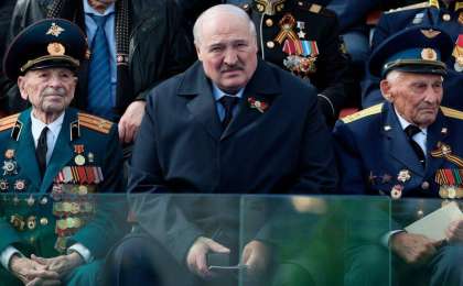 Жеңіс шеруіне барған Лукашенко Мәскеуден шұғыл кетуге мәжбүр болған (ВИДЕО)