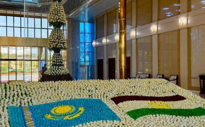 Тоқаевтың Тәжікстанға сапарының құрметіне мың раушаннан тұратын ерекше композиция жасалды
