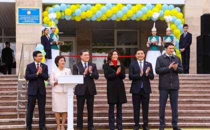 政府总理出席首都阿拜高级中学开学典礼