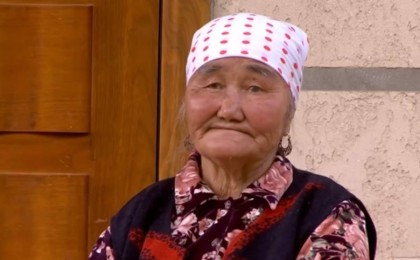 Қарт кісіні қорқытып ұстап отыруы мүмкін: Қызы аяусыз ұрған кейуананың көршісі шындықты айтты