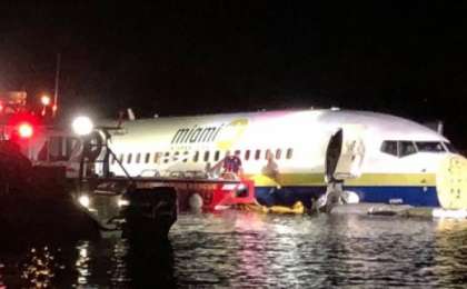 美国一家波音737客机降落后冲出跑道滑入河中