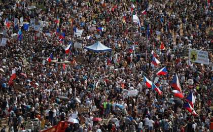 捷克25万人游行要求涉贪腐总理下台