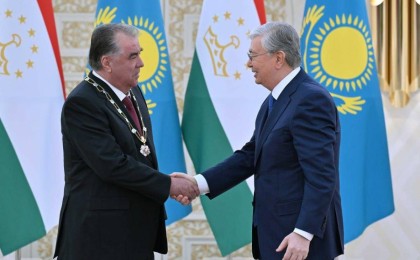 Тоқаев Тәжікстан президенті Эмомали Рахмонды "Алтын Қыран" орденімен марапаттады