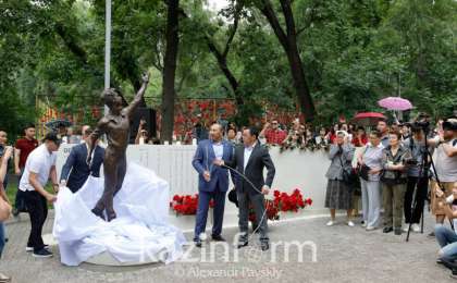 阿拉木图市为丹尼斯•谭树立纪念碑