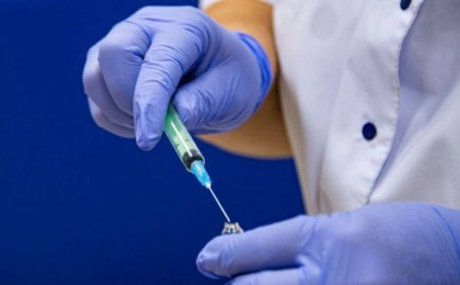 Дәрігерлердің қателік жіберіп, қызға бірден алты доза вакцина салынған