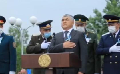 Әнұран орындалғанда қолын қайда қоюды білмеген әскерилер масқара болды (видео)