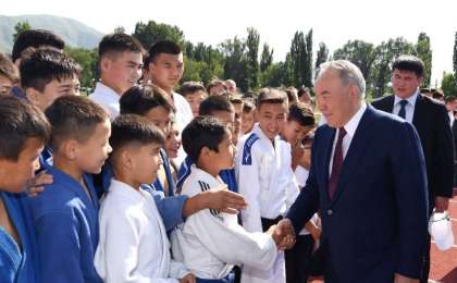 首任总统出席莎玛勒甘乡综合体育馆落成仪式