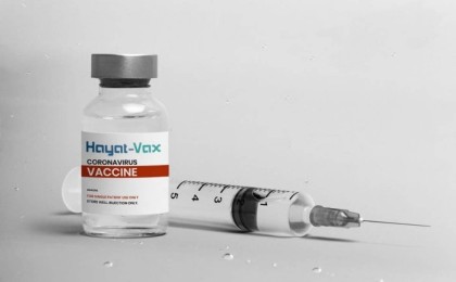 Қазақстанда вакцинаның сыртына жаңа қағаз жапсырып жатқан студенттердің видеосы қызу талқылануда