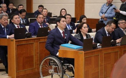 «Атаққұмар, жатыпішер, бопсалаушы»: депутат блогерлердің жауапкершілігін күшейтуді ұсынды