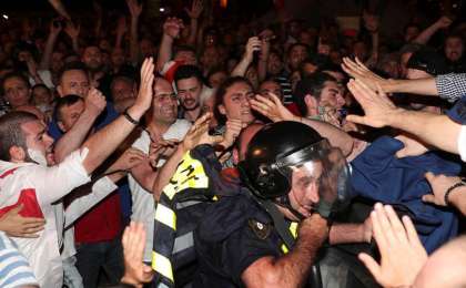 格鲁吉亚示威者反对俄议员获邀演说爆发警民冲突