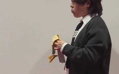 Қарны ашқан студент Сеулдегі итальяндық суретшінің туындысын жеп қойды