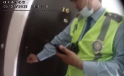 Баласы мен әйелінің көзінше асылып қалған: Ақтауда полиция ер адамның үстінен түсті