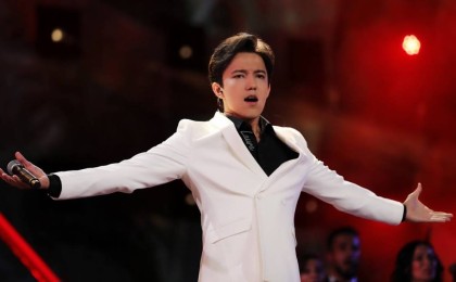 Димаш Құдайберген Дубайдағы концертінде соғысты бастаушы президентке үндеу тастады